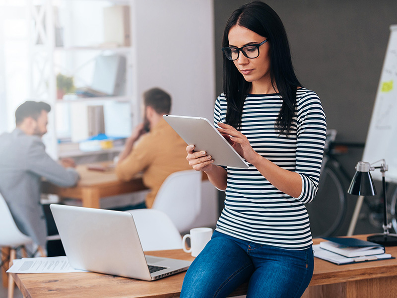 Jeune femme travaillant sur une tablette.