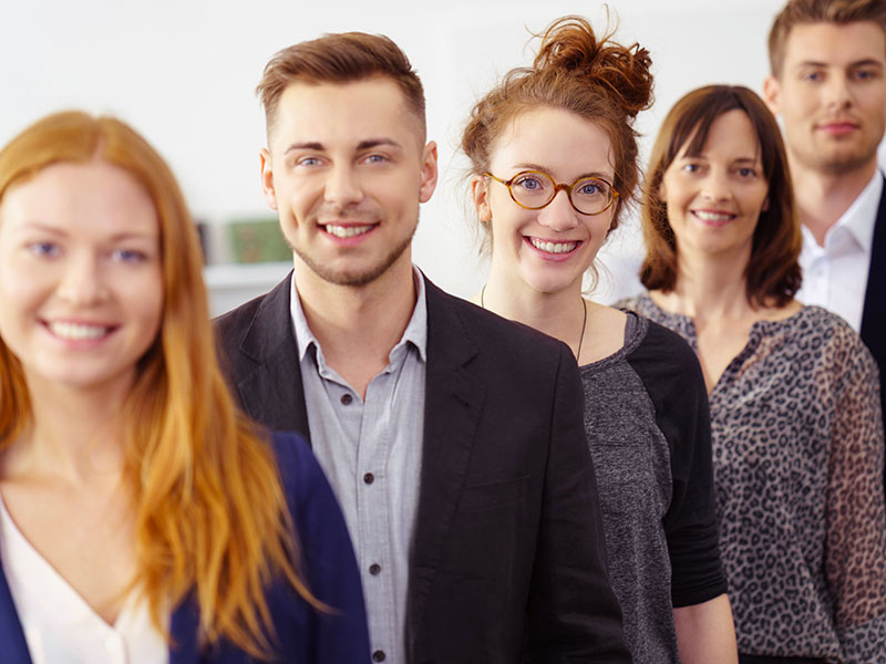 Jeunes professionnels souriants.