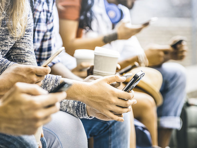 Jeunes consultant leur téléphone intelligent