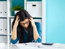 Employée vivant un stress financier