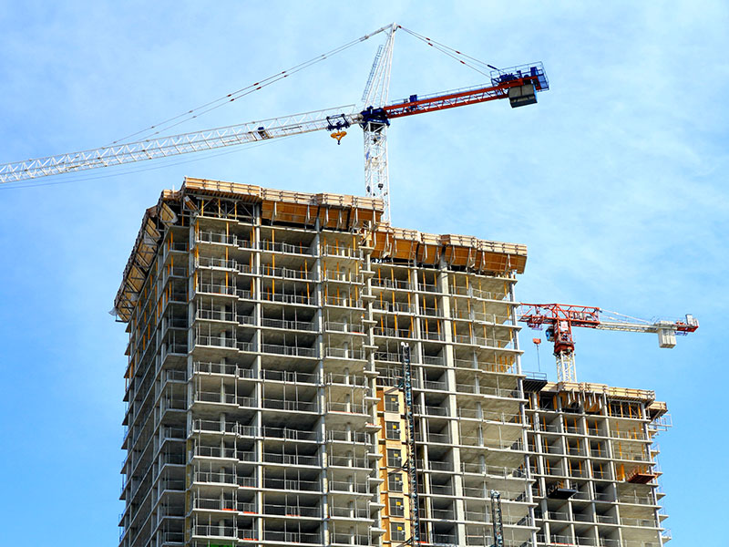 Gratte-ciel en construction, avec grues.