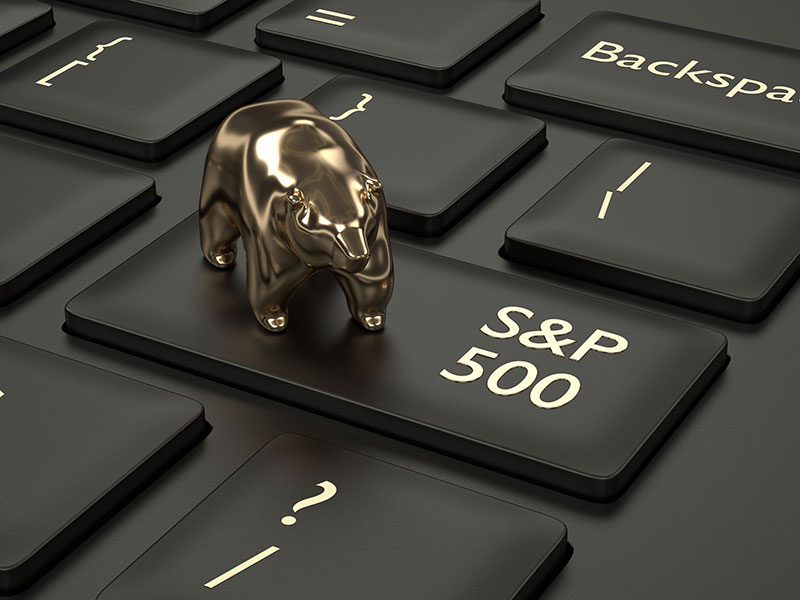 Ours miniature sur une touche de clavier d'ordinateur sur laquelle est inscrit S&P 500.