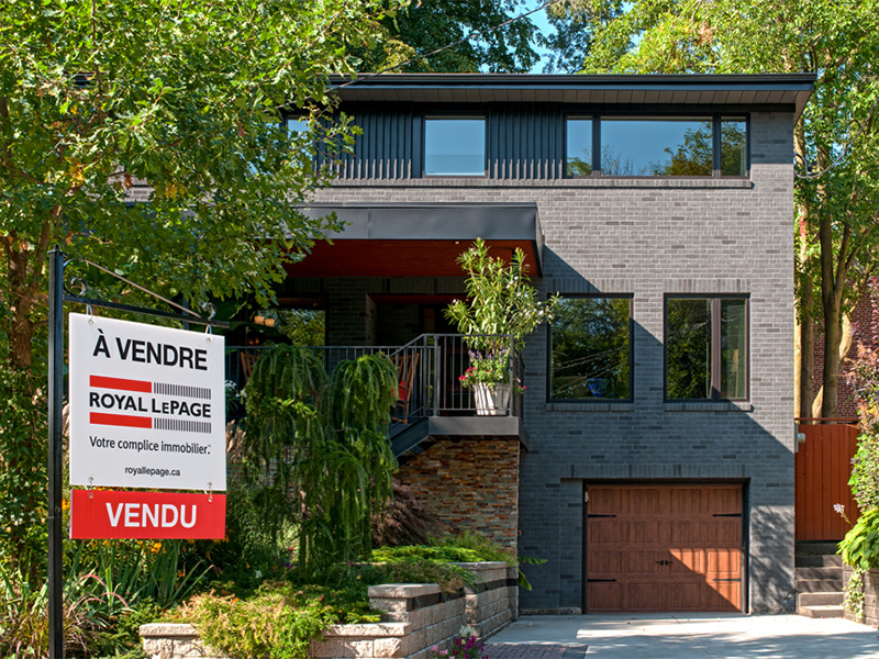 Maison à deux étages avec une affiche « À vendre » de Royal Lepage.