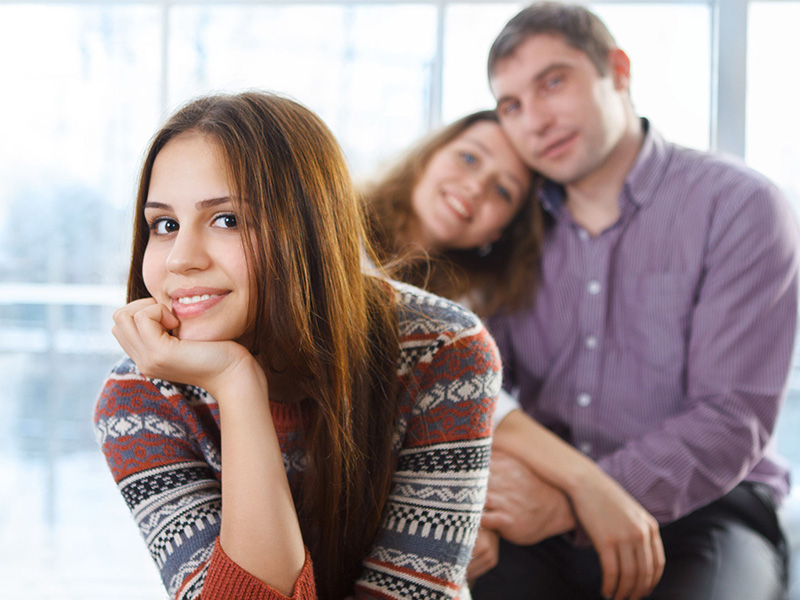 Adolescente et ses parents.