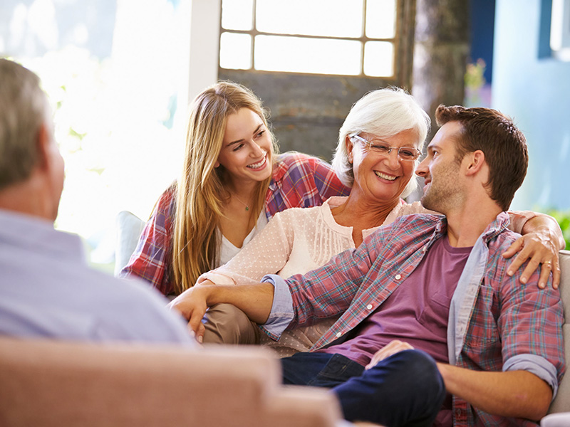 Jeunes adultes et leurs parents.