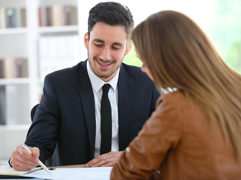 Un conseiller expliquant son plan financier à une cliente.