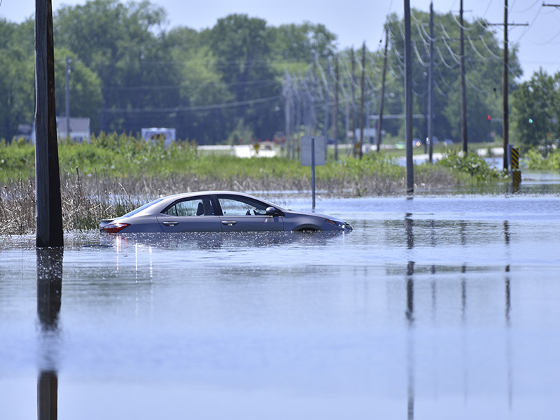 Voiture inondée.