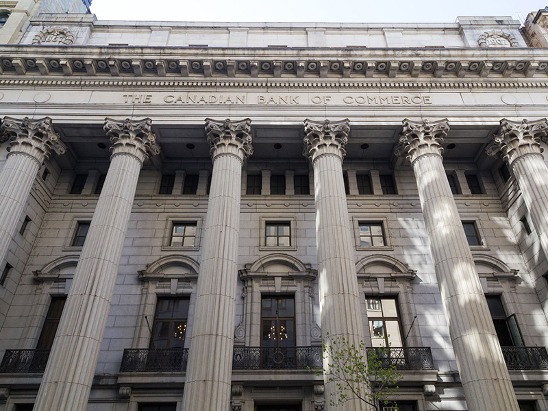 L'ancienne Canadian Bank of Commerce, aujourd'hui Théâtre Saint-James, à Montréal.