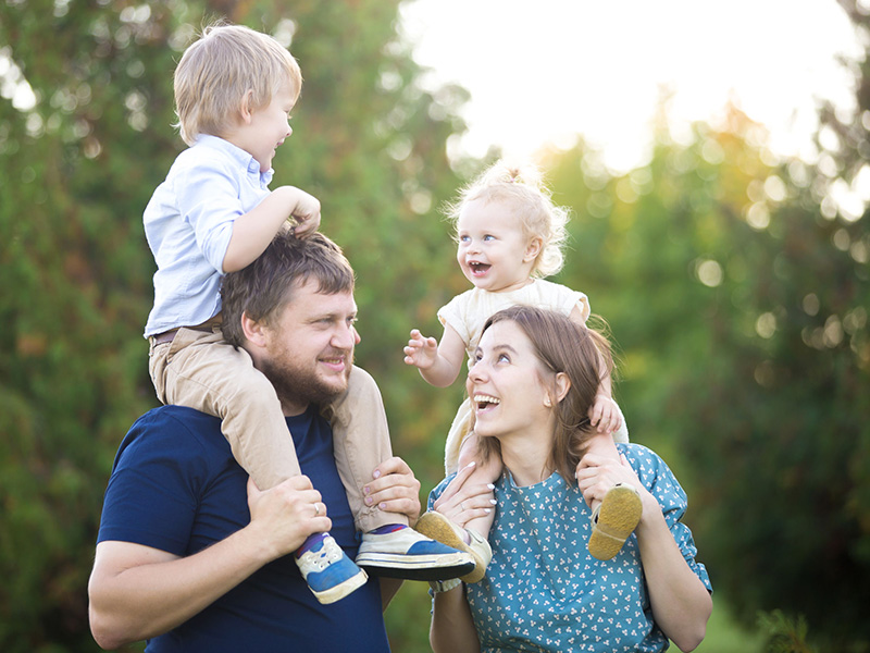 Famille heureuse avec de jeunes enfants, dans la nature.