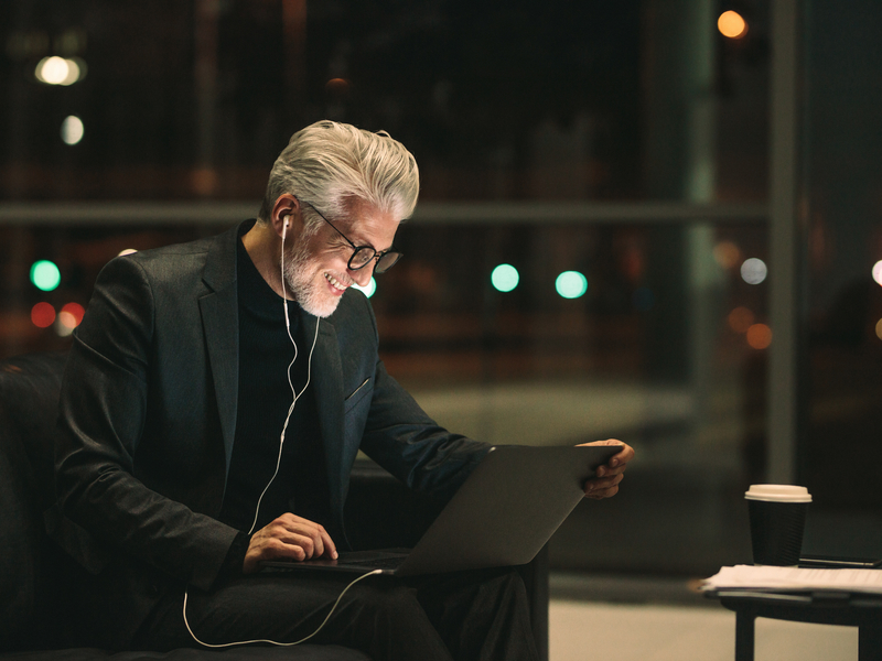 Un homme d'affaire dans un client skypant avec un client.