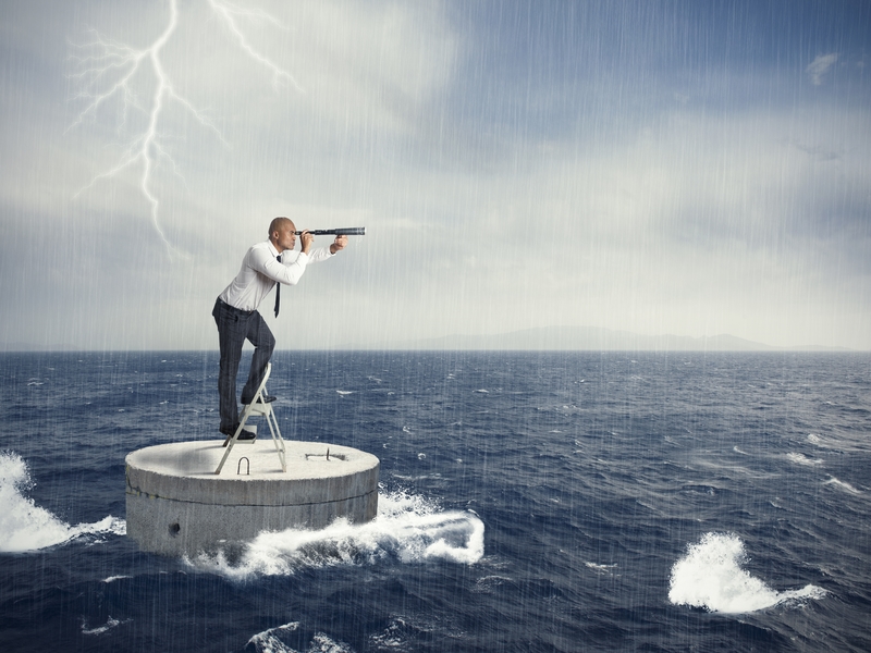 Un homme d'affaire sur un sous-marin au milieu d'une mer en tempête. Il regarde au loin avec une longue vue.