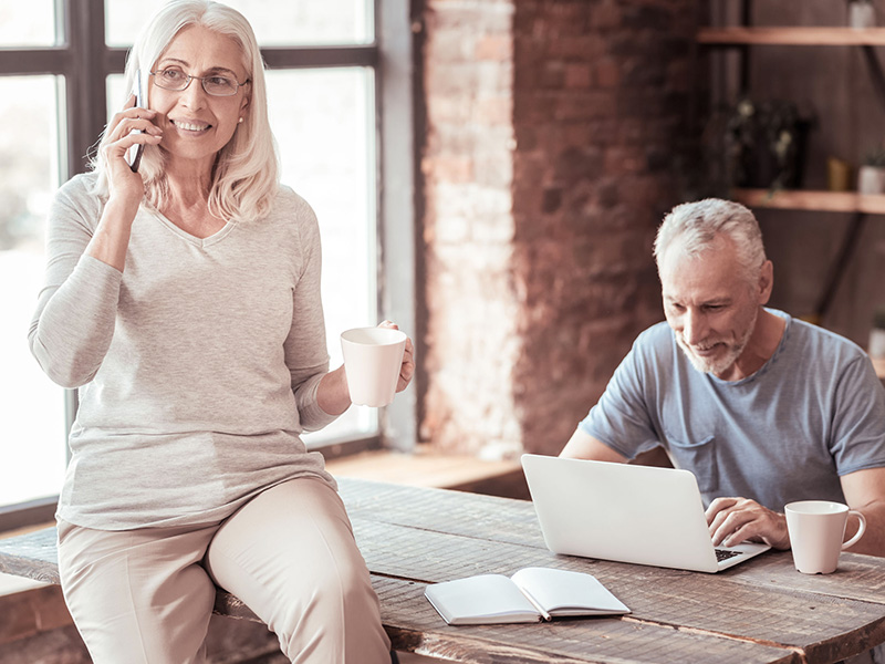 Un couple de baby-boomers affairés au travail.