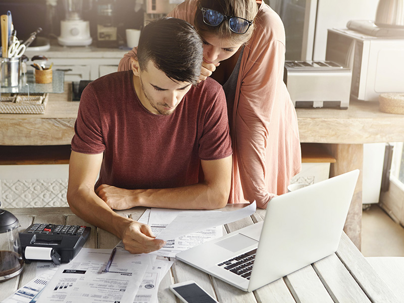 Jeune couple examinant ses finances.