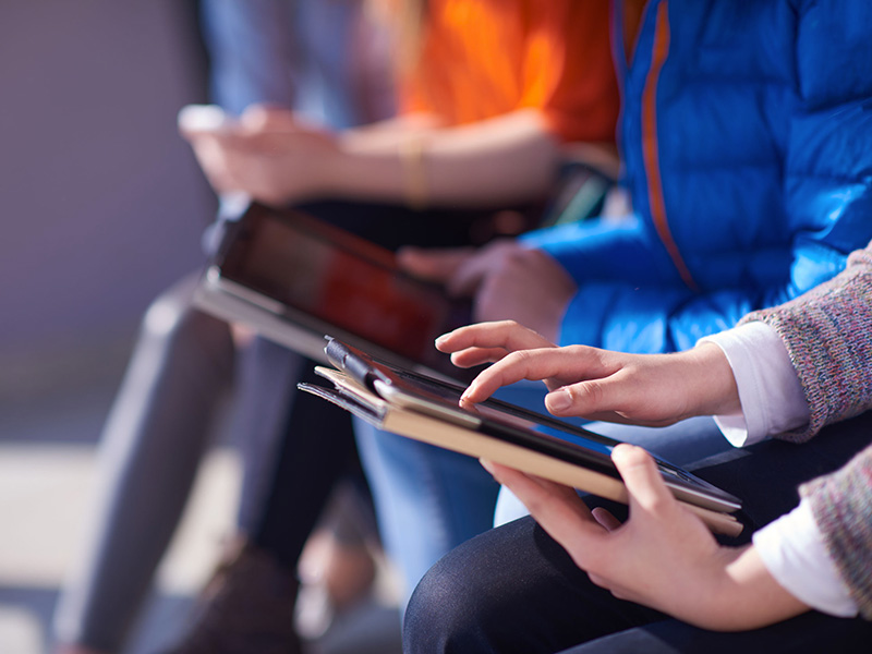 Étudiants travaillant sur une tablette.