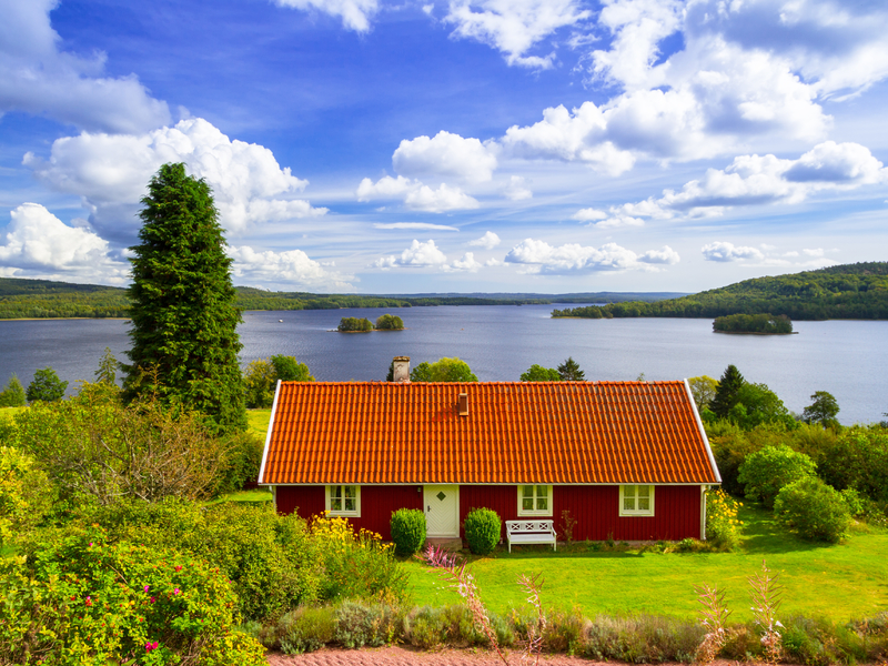 Chalet sur le bord d'un lac.