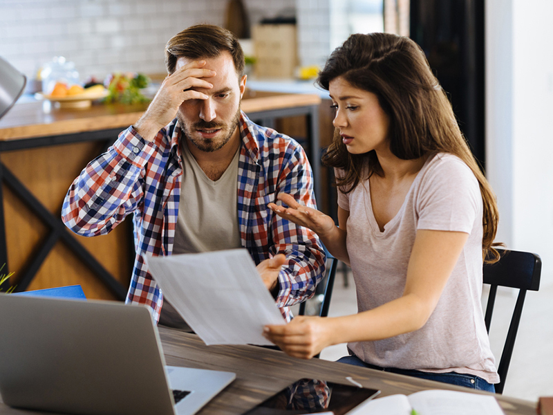 couple stressé devant l'ordi