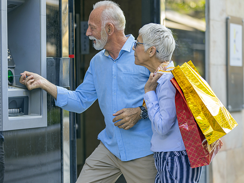 Couple d'aînés au guichet automatique