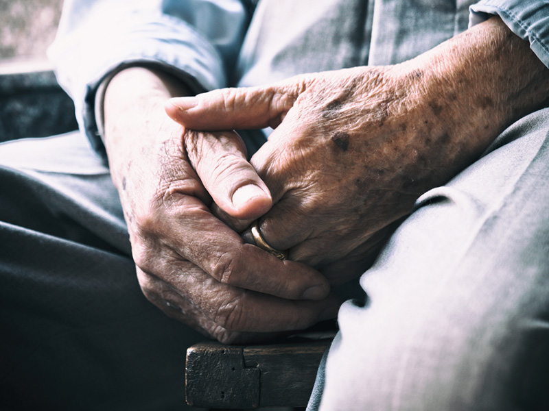 Plan rapproché des mains d'une personne âgée.