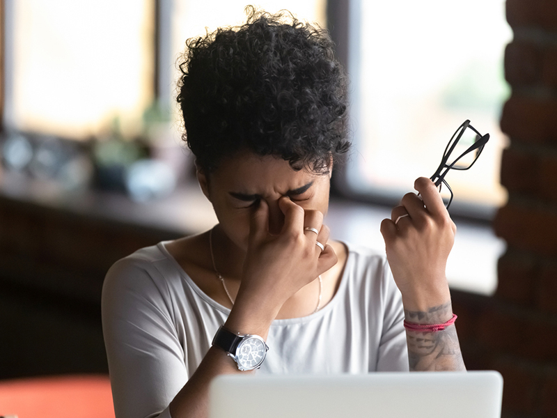 femme stressée devant son écran