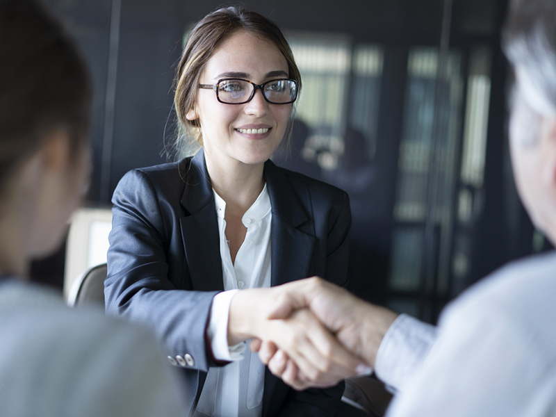 une conseillère et ses clients.