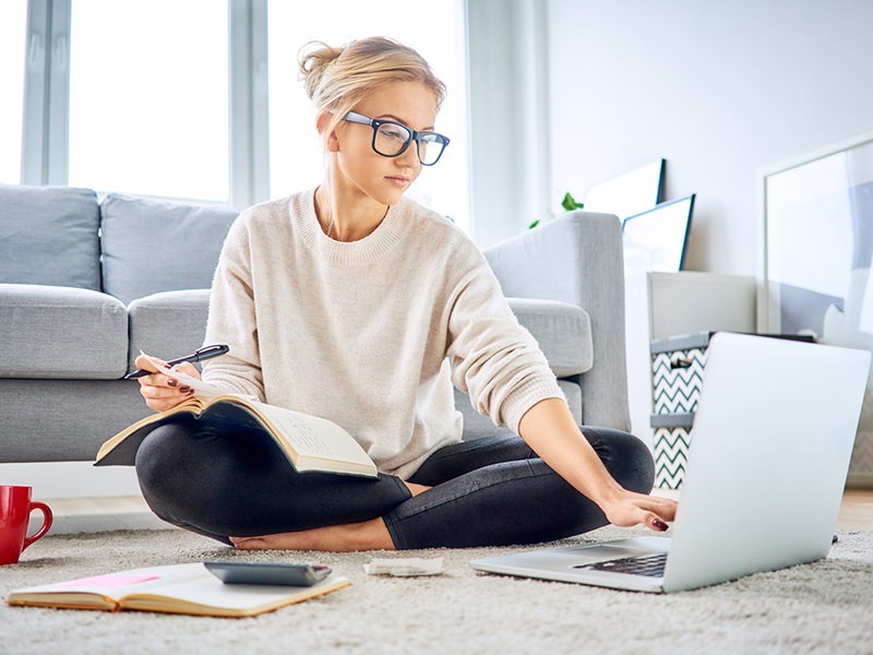 Jeune femme travaille au portable