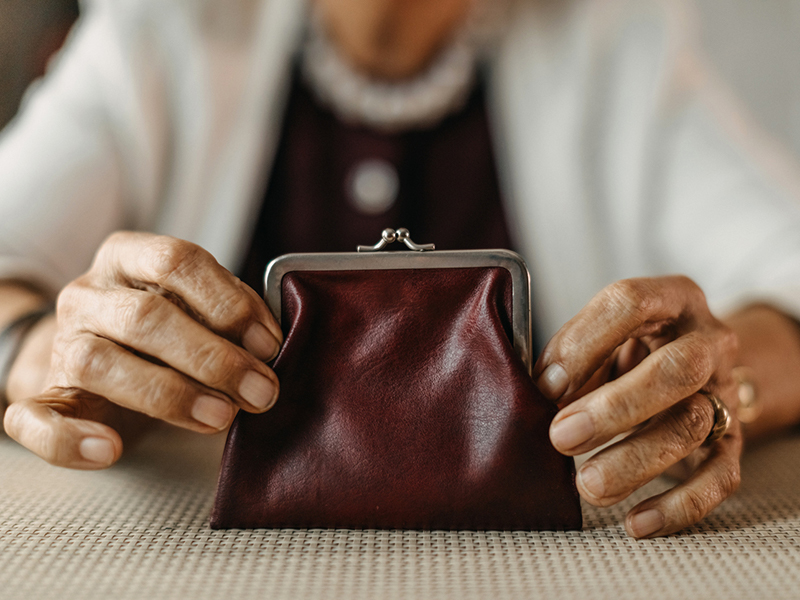 Une dame tient son porte-monnaie