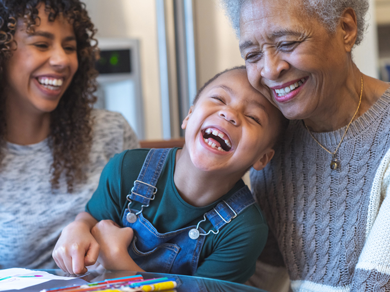 La grand-mère, la mère et l'enfant s'amusent.