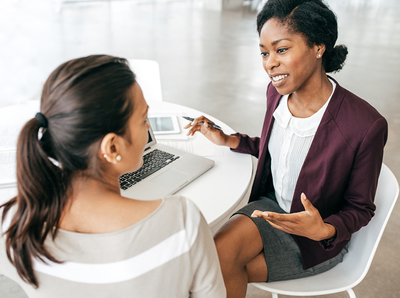 Une conseillère discute avec une cliente.