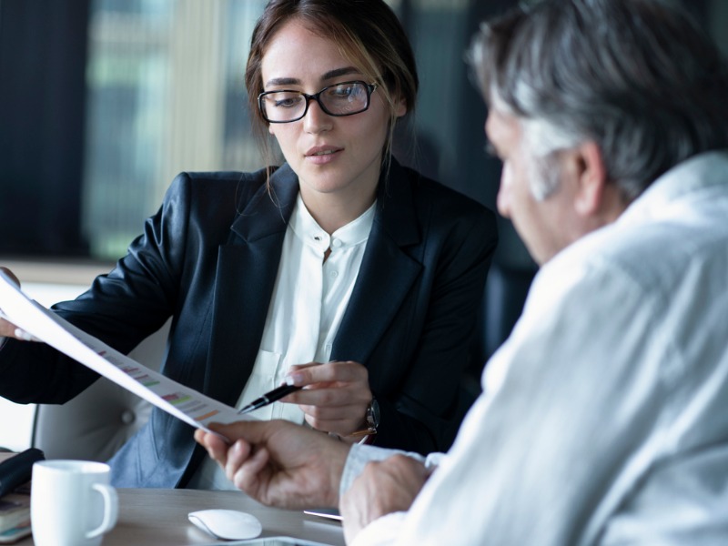 Une avocate qui explique un document à un client.