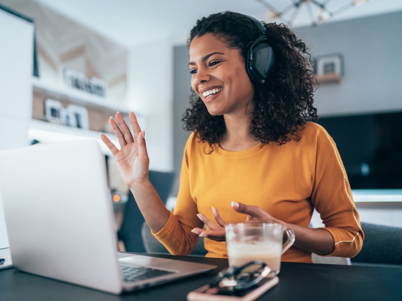 Femme à la maison qui effectue une vidéoconférence.