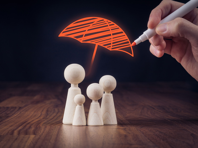 Famille sous un parapluie rouge