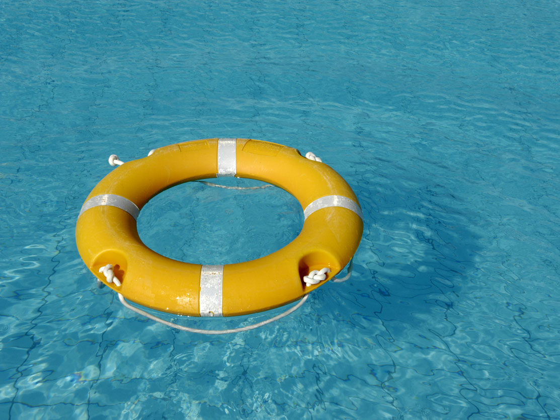 Bouée jaune dans une piscine