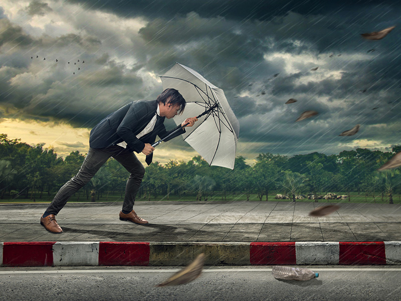 Un homme d'affaires affronte une tempête