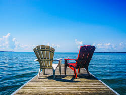 Chaises sur un quai