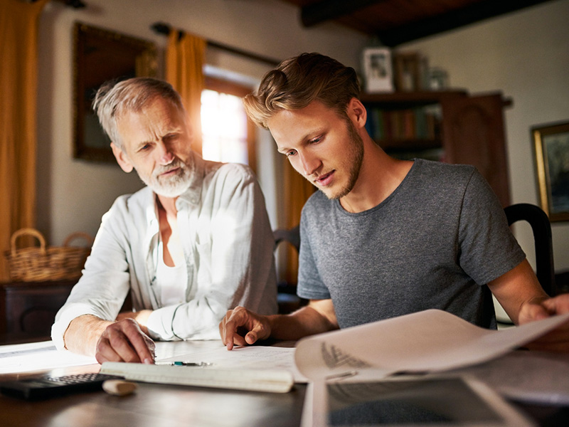 Jeune homme et son père