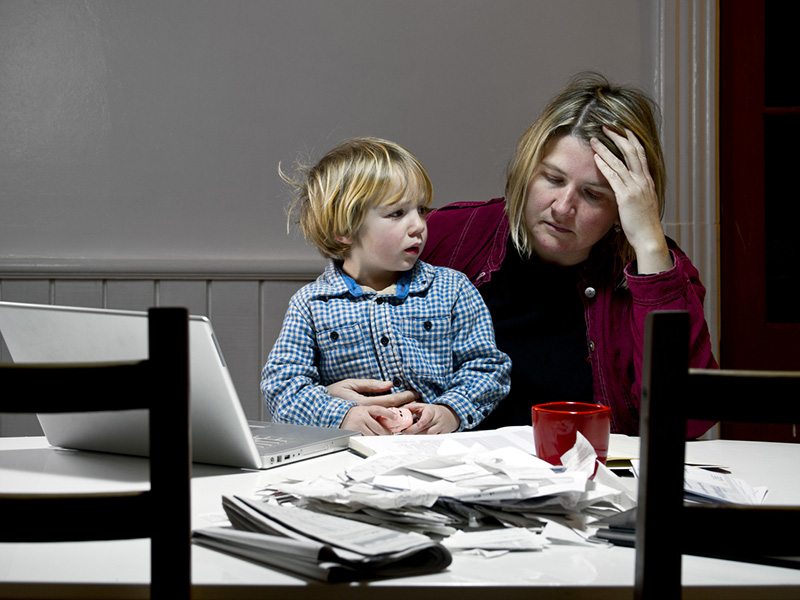 Une mère en télétravail, et son jeune enfant.