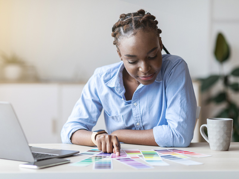 Femme étudiant une palette de couleurs