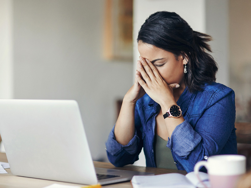 Femme stressée, devant son ordinateur portable.