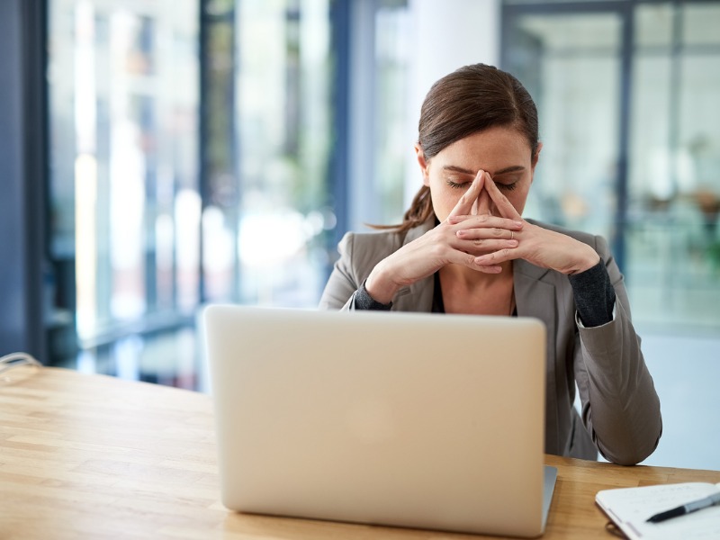 Une femme exaspérée devant son ordinateur