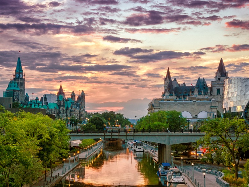 Une photo d'Ottawa au soleil couchant.