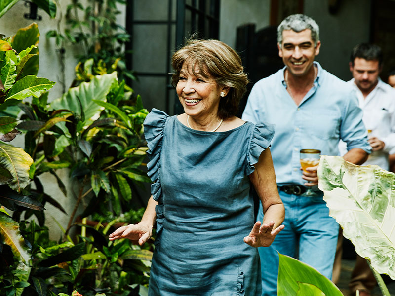 Couple souriant dans le jardin